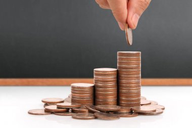 Para sikke yığını büyüyen iş elinde, para kavramı