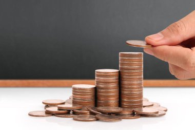 Para sikke yığını büyüyen iş elinde, para kavramı