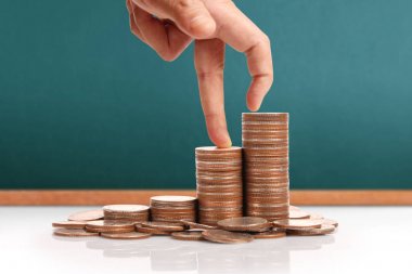 Para sikke yığını büyüyen iş elinde, para kavramı