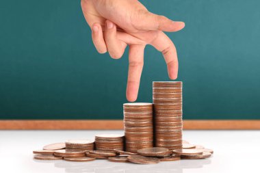 Para sikke yığını büyüyen iş elinde, para kavramı