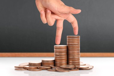 Para sikke yığını büyüyen iş elinde, para kavramı