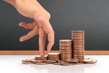 Para sikke yığını büyüyen iş elinde, para kavramı