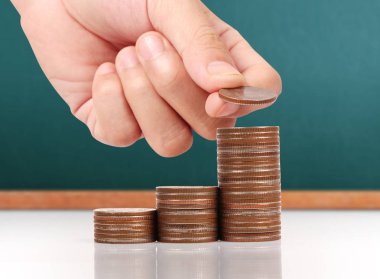 Para sikke yığını büyüyen iş elinde, para kavramı