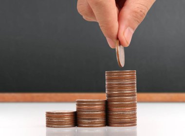 Para sikke yığını büyüyen iş elinde, para kavramı