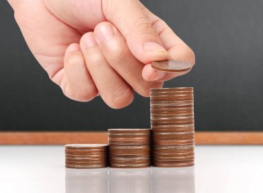 Para sikke yığını büyüyen iş elinde, para kavramı