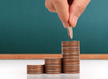 Para sikke yığını büyüyen iş elinde, para kavramı