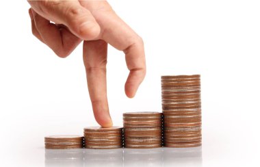 Para sikke yığını büyüyen iş elinde, para kavramı