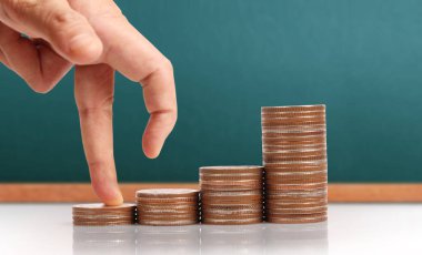 Para sikke yığını büyüyen iş elinde, para kavramı