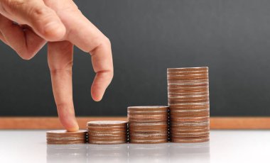 Para sikke yığını büyüyen iş elinde, para kavramı