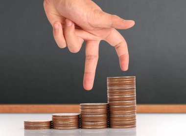 Para sikke yığını büyüyen iş elinde, para kavramı