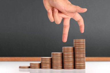 Para sikke yığını büyüyen iş elinde, para kavramı