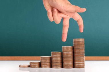 Para sikke yığını büyüyen iş elinde, para kavramı