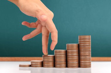 Elinde büyüyen para sikke yığını