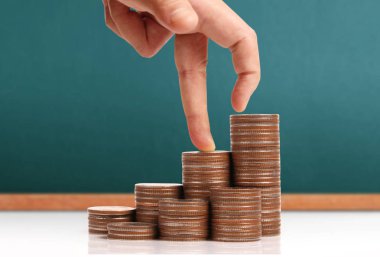 Elinde büyüyen para sikke yığını