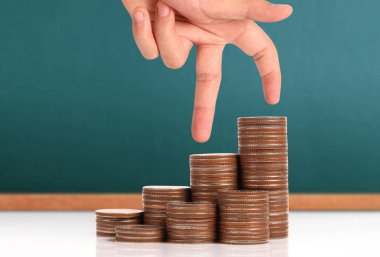 Elinde büyüyen para sikke yığını