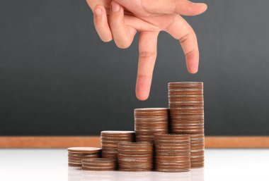 Elinde büyüyen para sikke yığını