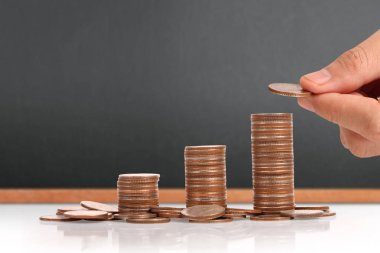 Elinde büyüyen para sikke yığını