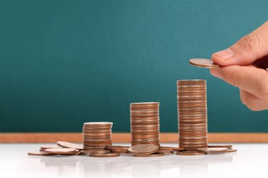 Elinde büyüyen para sikke yığını