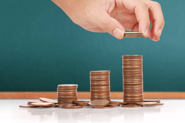 Elinde büyüyen para sikke yığını