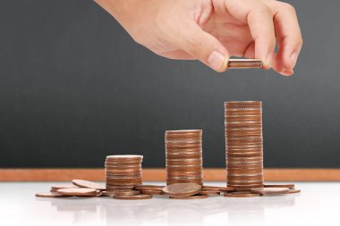 Elinde büyüyen para sikke yığını