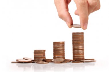 Para sikke yığını büyüyen iş elinde, para kavramı