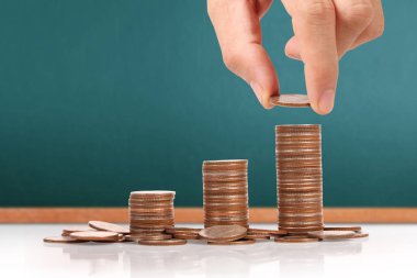 Elinde büyüyen para sikke yığını