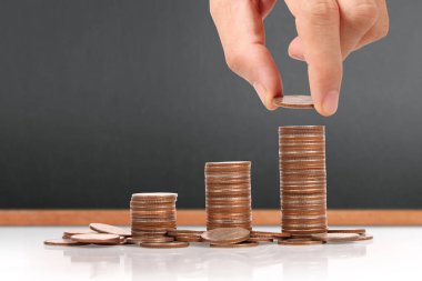 Elinde büyüyen para sikke yığını