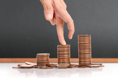 Elinde büyüyen para sikke yığını