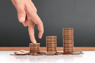 Para sikke yığını büyüyen iş elinde, para kavramı