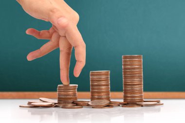 Elinde büyüyen para sikke yığını