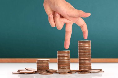 Elinde büyüyen para sikke yığını