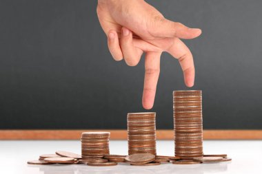 Elinde büyüyen para sikke yığını