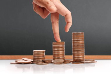 Elinde büyüyen para sikke yığını