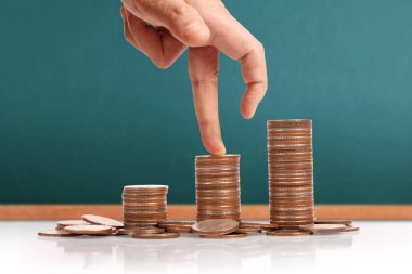 Elinde büyüyen para sikke yığını