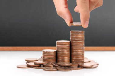 Para sikke yığını büyüyen iş elinde, para kavramı