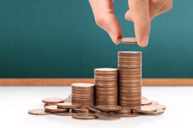 Elinde büyüyen para sikke yığını