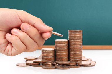 Elinde büyüyen para sikke yığını