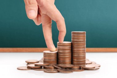 Para sikke yığını büyüyen iş elinde, para kavramı