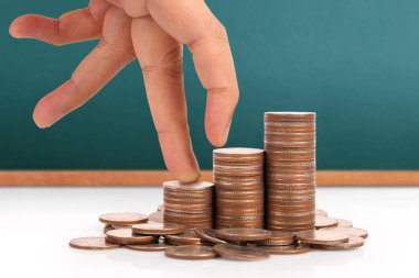 Para sikke yığını büyüyen iş elinde, para kavramı