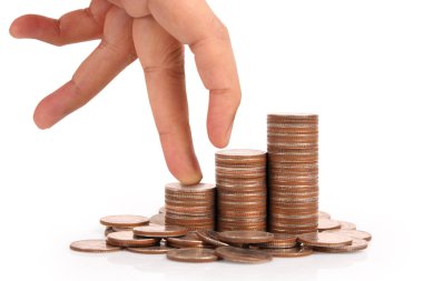 Para sikke yığını büyüyen iş elinde, para kavramı