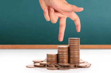 Para sikke yığını büyüyen iş elinde, para kavramı