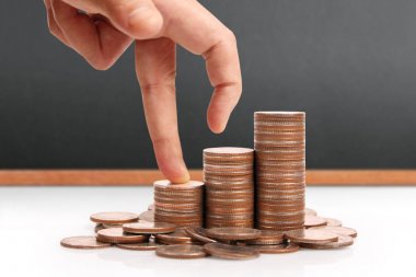 Para sikke yığını büyüyen iş elinde, para kavramı