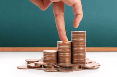 Elinde büyüyen para sikke yığını