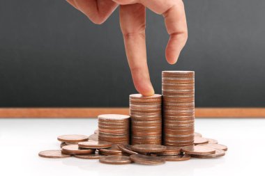 Para sikke yığını büyüyen iş elinde, para kavramı