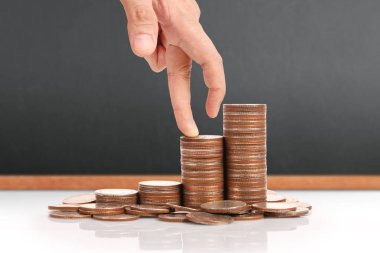 Para sikke yığını büyüyen iş elinde, para kavramı