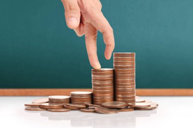 Elinde büyüyen para sikke yığını