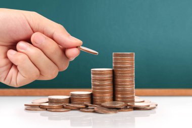 Elinde büyüyen para sikke yığını