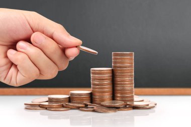 Para sikke yığını büyüyen iş elinde, para kavramı