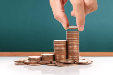 Elinde büyüyen para sikke yığını