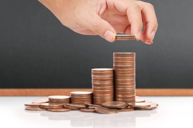 Para sikke yığını büyüyen iş elinde, para kavramı